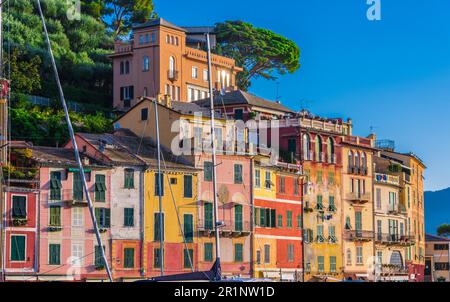 Malerisches Fischerdorf und Ferienort Portofino in der Metropolregion Stadt Genua an der italienischen Riviera in Ligurien, Italien Stockfoto