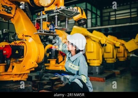 Roboteringenieur führt regelmäßige Wartungsarbeiten durch, indem er die Software prüft, testet und testet, um sicherzustellen, dass der Roboter im Standardzustand bleibt. Aufzeichnung, r Stockfoto