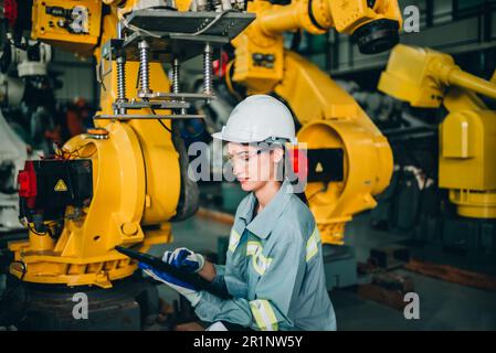 Roboteringenieur führt regelmäßige Wartungsarbeiten durch, indem er die Software prüft, testet und testet, um sicherzustellen, dass der Roboter im Standardzustand bleibt. Aufzeichnung, r Stockfoto