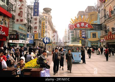Shopping auf der berühmten Nanjing Road ohne Autos und nur Wagen in Shanghai China Stockfoto