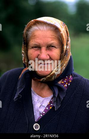 Kroatien Küste Porträt der älteren Frau mit Kopftuch in der Nähe von Dubrovnik Kroatien Stockfoto