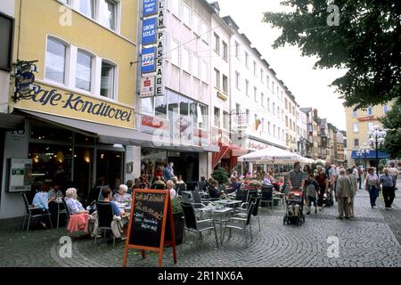 Deutschland Koblenz Altstadt Rhein River Center Shops mit Blumen in der Altstadt Stockfoto