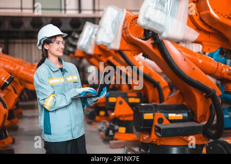 Roboteringenieur führt regelmäßige Wartungsarbeiten durch, indem er die Software prüft, testet und testet, um sicherzustellen, dass der Roboter im Standardzustand bleibt. Aufzeichnung, r Stockfoto