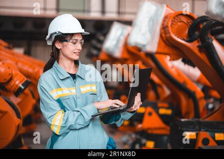 Roboteringenieur führt regelmäßige Wartungsarbeiten durch, indem er die Software prüft, testet und testet, um sicherzustellen, dass der Roboter im Standardzustand bleibt. Aufzeichnung, r Stockfoto