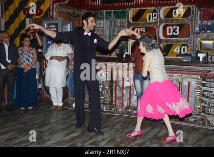 Sandip Soparrkar, indischer Tänzer, Tao Porchon Lynch, amerikanischer Yogameister, ältester Tänzer der Welt, World Book of Records, Indien, 27. Juni 2017 Stockfoto