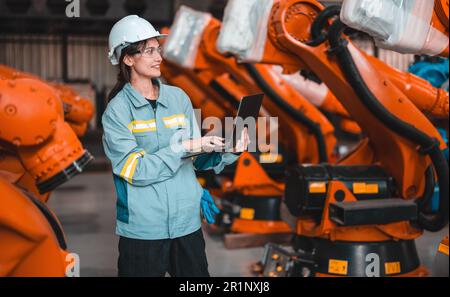 Roboteringenieur führt regelmäßige Wartungsarbeiten durch, indem er die Software prüft, testet und testet, um sicherzustellen, dass der Roboter im Standardzustand bleibt. Aufzeichnung, r Stockfoto