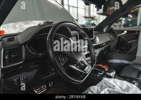 Nahaufnahme eines Kfz-Servicetechnikers, der den Luftfilter in einem Auto wechselt Stockfoto