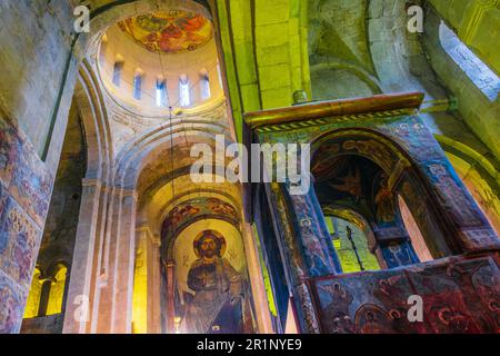 MTSKHETA, Georgien - 25.Oktober 2018: die Innere von Svetitskhoveli Dom in der historischen Stadt Mtskheta, Georgien Stockfoto