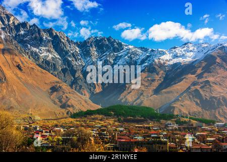 Berge über Stepantsminda, früher Kazbegi in der Provinz Khevi, Georgien. Großkaukasus Stockfoto