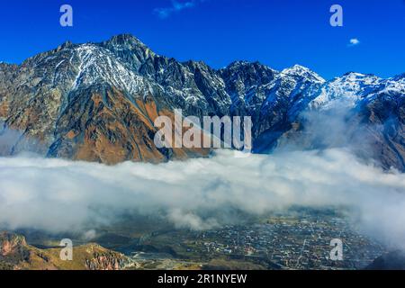 Berge über Stepantsminda, früher Kazbegi in der Provinz Khevi, Georgien. Großkaukasus Stockfoto