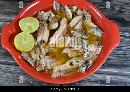 Gewürzte Sardinen in Dosen in Pflanzenöl, leicht zu öffnen, Sardinenfisch Pilchards nährstoffreicher, kleiner, öliger Fisch, eine Quelle von Omega 3 Fettsäure, Meeresfrüchte Stockfoto