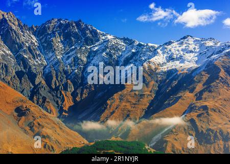 Berge über Stepantsminda, früher Kazbegi in der Provinz Khevi, Georgien. Großkaukasus Stockfoto