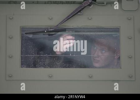Warschau, Polen. 15. Mai 2023. Der polnische Verteidigungsminister Mariusz Blaszczak stellt das erste von den USA bereitgestellte HIMARS-System vor, das am 15. Mai 2023 in Warschau (Polen) eintrifft. Seit dem Beginn der russischen Invasion in der Ukraine hat Polen mit der angeblich größten Beschaffung militärischer Ausrüstung in seiner Geschichte begonnen. (Foto: Jaap Arriens/Sipa USA) Guthaben: SIPA USA/Alamy Live News Stockfoto