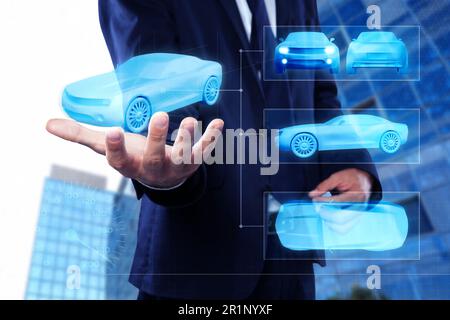 Mann mit digitalem Bild eines modernen Autos im Freien, Nahaufnahme Stockfoto