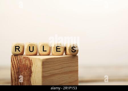 Wortregeln aus Würfeln mit Buchstaben auf Holzblock, Platz für Text Stockfoto