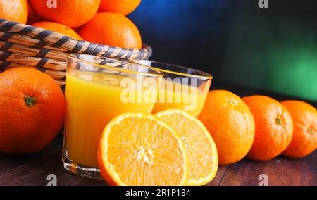 Gläser mit frisch gepresstem Orangensaft und Obst Stockfoto