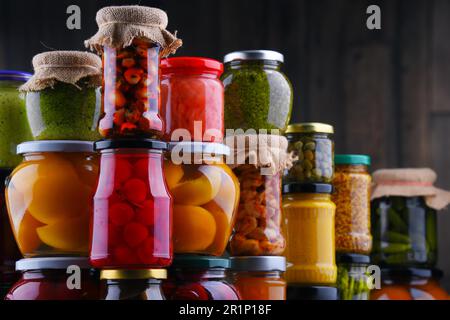 Gläser mit verschiedenen eingelegtes Gemüse und Früchte. Konserven Stockfoto