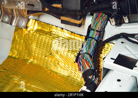 Prozess der Installation von Kfz-Schallschutzmaterial im Kfz-Service Stockfoto