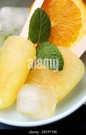 Leckeres Orangeneis in der Schüssel, Nahaufnahme. Obst-Eis-Eis-Eis Stockfoto