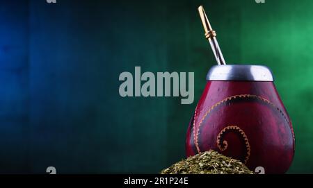 Komposition mit Yerba mate Cup und Blätter Stockfoto