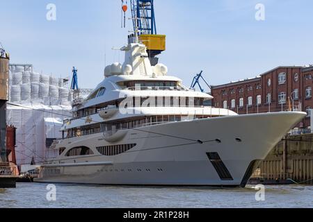 HamburgDeutschland - 22. April 2023: Die Luxusyacht Alaya auf der hamburger werft blohm voss Stockfoto