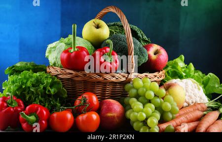 Frisches Obst und Gemüse aus biologischem Anbau im Korb mit Korb aus Korb Stockfoto