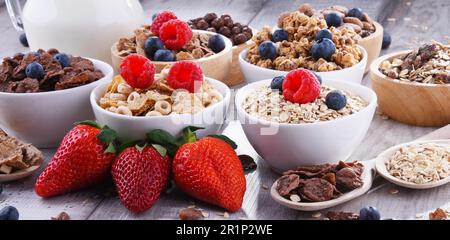 Schüsseln mit verschiedenen Frühstückszerealien Stockfoto