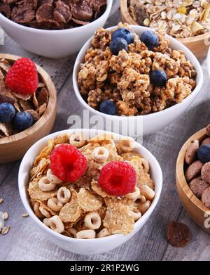Schüsseln mit verschiedenen Frühstückszerealien Stockfoto