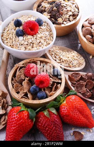 Schüsseln mit verschiedenen Frühstückszerealien Stockfoto