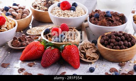 Schüsseln mit verschiedenen Frühstückszerealien Stockfoto