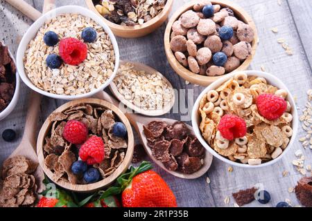 Schüsseln mit verschiedenen Frühstückszerealien Stockfoto