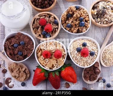 Schüsseln mit verschiedenen Frühstückszerealien Stockfoto