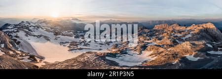 Luftaufnahme, Alpenpanorama, Blick auf felsiges Plateau mit Schnee und Gletscher bei Sonnenaufgang, am Hochkoenig, Uebergossene Alm, Blick auf die Steinernes Stockfoto