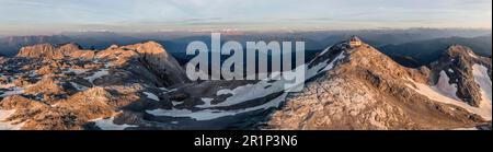 Luftaufnahme, Alpenpanorama, Blick auf felsiges Plateau mit Schnee und Gletscher bei Sonnenaufgang, in der Berghütte Matrashaus bei Hochkoenig Stockfoto