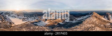Luftaufnahme, Alpenpanorama, Blick auf felsiges Plateau mit Schnee und Gletscher bei Sonnenaufgang, in der Berghütte Matrashaus bei Hochkoenig Stockfoto