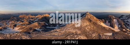 Luftaufnahme, Alpenpanorama, Blick auf felsiges Plateau mit Schnee und Gletscher bei Sonnenaufgang, in der Berghütte Matrashaus bei Hochkoenig Stockfoto