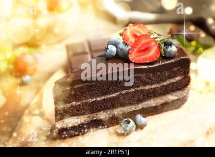 Leckerer Schokoladenkuchen mit Beeren auf dem Teller, Nahaufnahme. Leckeres Dessert zum Weihnachtsessen Stockfoto