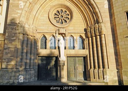 Eingangsportal, Portal, Skulptur Madonna, Skulptur Madonna, Mary, Kathedrale Notre Dame, Luxemburg-Stadt, Luxemburg Stockfoto