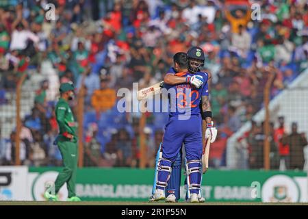 Indischer Batter Ishan Kishan feiert seine hundert Läufe entlang Virat kohli während des Bangladesh-India Third One Day International (ODI)-Spiels in Zahur Stockfoto