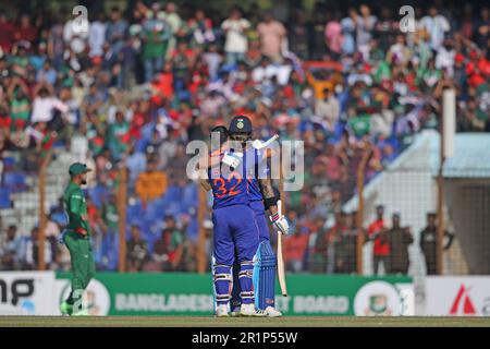 Indischer Batter Ishan Kishan feiert seine hundert Läufe entlang Virat kohli während des Bangladesh-India Third One Day International (ODI)-Spiels in Zahur Stockfoto