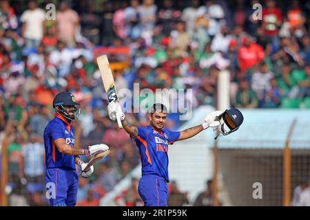 Indischer Batter Ishan Kishan feiert seine hundert Läufe entlang Virat kohli während des Bangladesh-India Third One Day International (ODI)-Spiels in Zahur Stockfoto