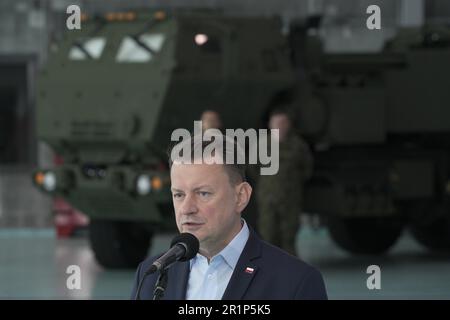 Warschau, Polen. 15. Mai 2023. Der polnische Verteidigungsminister Mariusz Blaszczak stellt das erste von den USA bereitgestellte HIMARS-System vor, das am 15. Mai 2023 in Warschau (Polen) eintrifft. Seit dem Beginn der russischen Invasion in der Ukraine hat Polen mit der angeblich größten Beschaffung militärischer Ausrüstung in seiner Geschichte begonnen. (Foto: Jaap Arriens/Sipa USA) Guthaben: SIPA USA/Alamy Live News Stockfoto