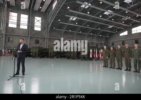 Warschau, Polen. 15. Mai 2023. Der polnische Verteidigungsminister Mariusz Blaszczak stellt das erste von den USA bereitgestellte HIMARS-System vor, das am 15. Mai 2023 in Warschau (Polen) eintrifft. Seit dem Beginn der russischen Invasion in der Ukraine hat Polen mit der angeblich größten Beschaffung militärischer Ausrüstung in seiner Geschichte begonnen. (Foto: Jaap Arriens/Sipa USA) Guthaben: SIPA USA/Alamy Live News Stockfoto