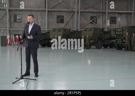 Warschau, Polen. 15. Mai 2023. Der polnische Verteidigungsminister Mariusz Blaszczak stellt das erste von den USA bereitgestellte HIMARS-System vor, das am 15. Mai 2023 in Warschau (Polen) eintrifft. Seit dem Beginn der russischen Invasion in der Ukraine hat Polen mit der angeblich größten Beschaffung militärischer Ausrüstung in seiner Geschichte begonnen. (Foto: Jaap Arriens/Sipa USA) Guthaben: SIPA USA/Alamy Live News Stockfoto