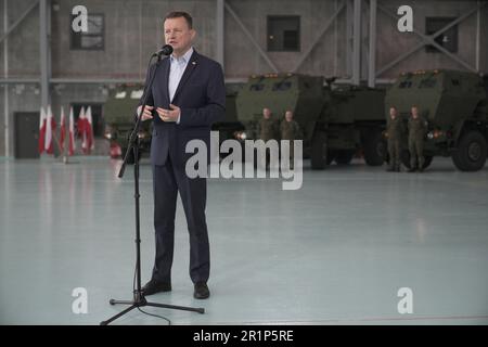 Warschau, Polen. 15. Mai 2023. Der polnische Verteidigungsminister Mariusz Blaszczak stellt das erste von den USA bereitgestellte HIMARS-System vor, das am 15. Mai 2023 in Warschau (Polen) eintrifft. Seit dem Beginn der russischen Invasion in der Ukraine hat Polen mit der angeblich größten Beschaffung militärischer Ausrüstung in seiner Geschichte begonnen. (Foto: Jaap Arriens/Sipa USA) Guthaben: SIPA USA/Alamy Live News Stockfoto