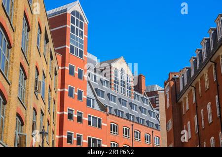 Zeitgenössischer Herrenblock aus rotem Backstein rund um Holborn in London Stockfoto