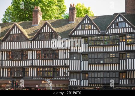 Staple Inn, ein Tudor-Gebäude, Teil des mittelalterlichen London, das den großen Brand von London überlebt hat Stockfoto