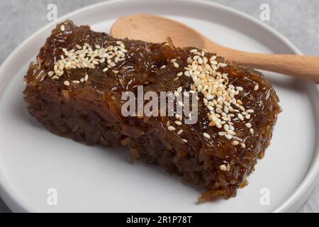 Gebratener klebriger Reis mit braunem Zucker, Dessert mit weißem Sesam Stockfoto