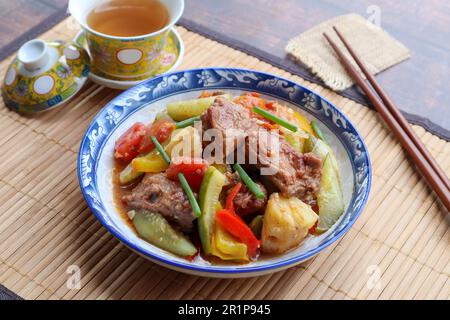 Sweet and Sour Pork: Chinesisches, kantonesisches berühmtes Gericht auf Bambusplazemat Stockfoto