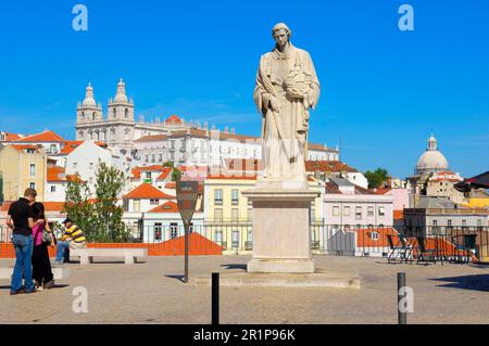 Lissabon, Sao Vicente de Fora Statue und Sao Vicente de Fora Kirche vom Largo das Portas do Sol Aussichtspunkt, Alfama Viertel, Portugal Stockfoto